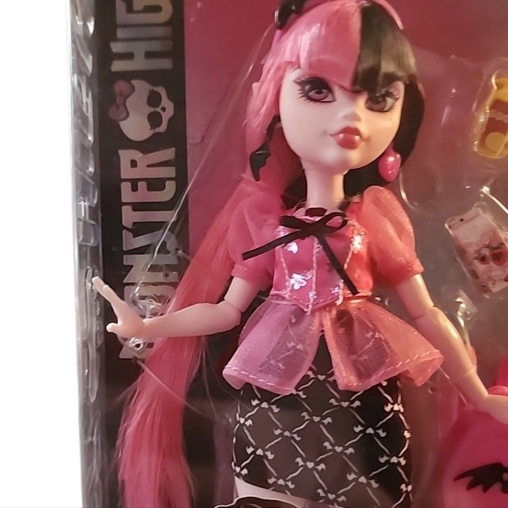 Monster High Day Out Doll Draculaura - Picture 2 of 5